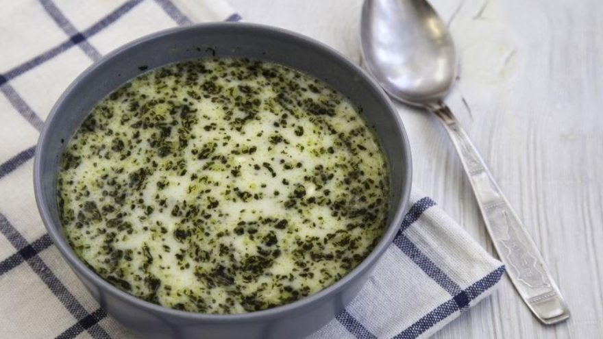 Ayran aşı çorbası nasıl yapılır? İşte sıcak yaz günleri için ayran aşı çorbası tarifi…