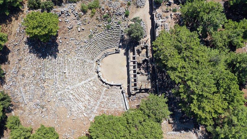 Zeus’a adanan tapınağın peşindeler