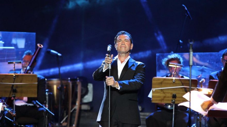 Ünlü tenor Mario Frangoulis, Çeşme’de müzik şöleni yaşattı