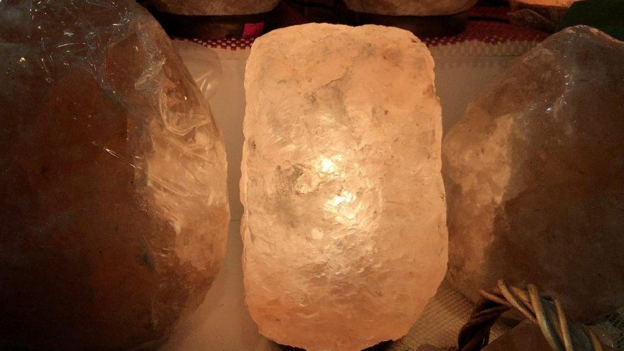 Himalaya tuzundan dekoratif lambalar havayı temizliyor