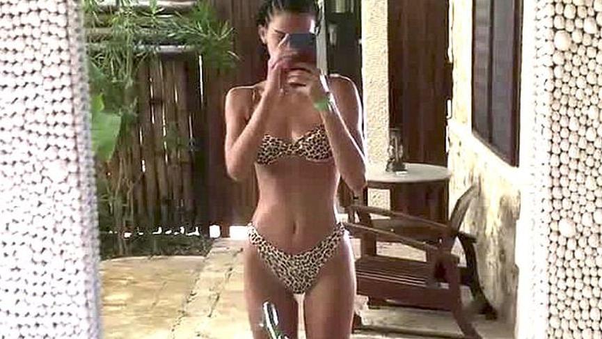 Kendall hem bikinisini hem de bronz tenini sergiledi