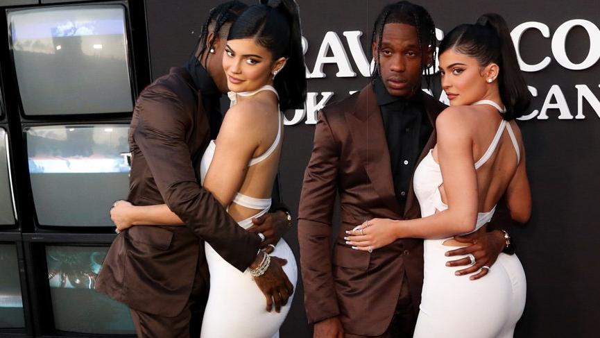 Kylie Jenner sevgilisi Travis Scott’u Look Mom I Can Fly galasında yalnız bırakmadı