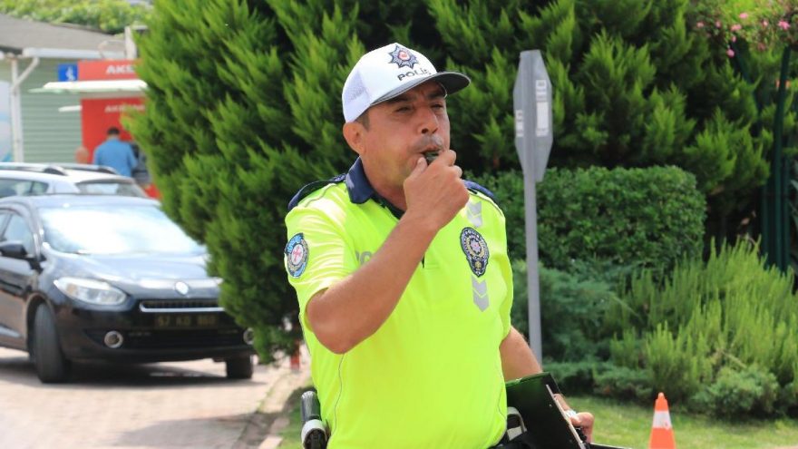 Trafik ışığı olmayan kentteki kavşakta 10 yıldır görevde
