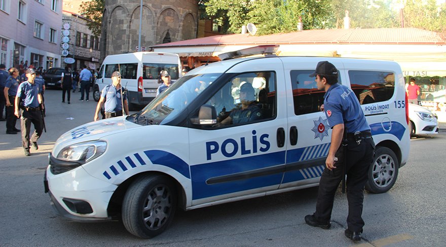 Erzurumâda kÄ±z Ã§ocuÄunu tacizde ettiÄi iddiasÄ±yla mahallelinin linÃ§ giriÅiminde bulunduÄu ÅahÄ±s polis tarafÄ±ndan gÃ¶zaltÄ±na alÄ±ndÄ±. ile ilgili gÃ¶rsel sonucu
