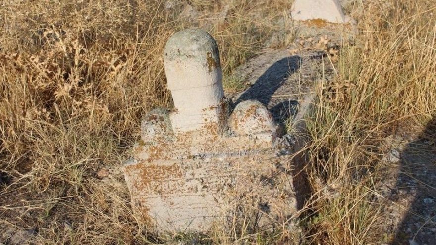 Tarihi mezarlıklar bakımsızlıktan dökülüyor