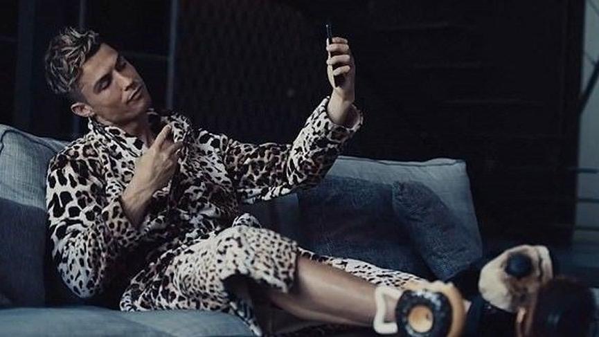 Cristiano Ronaldo leopar desenli sabahlıkla kamera karşısına geçti