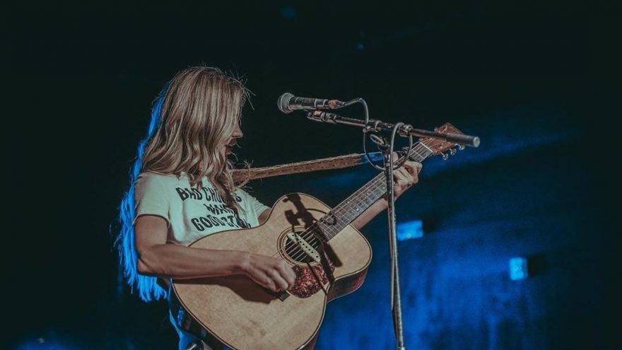 Country şarkıcısı Kylie Rae Harris trafik kazasında hayatını kaybetti