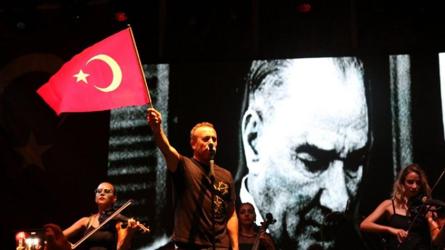 Akhisar’ın Kurtuluş Günü’nde Haluk Levent’ten tarihi konser