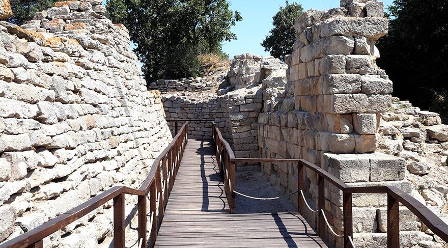Bölgede dokuz kent katmanının yanında kırk iki yapı katı ortaya çıkarılmış.