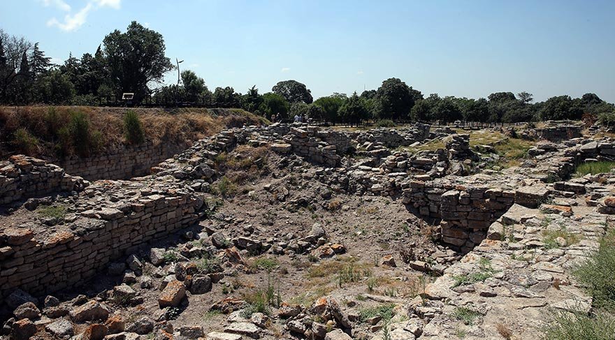 MÖ 3000 yılına kadar uzanan tarihi geçmişi ile dünyanın en ünlü arkeolojik alanlarından biri olan kent, Çanakkale’de bulunuyor.