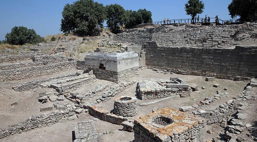 Troya kuruluş efsanesine göre deniz perisi Thetis ile denizler tanrısı Okeanos’un kızı Elektra, Zeus’un karısı olarak Dardanos’u dünyaya getirmiştir.