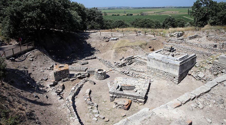 Dardanos’un oğlu Tros, Truad adlı kenti, onun oğlu İlus da Troya kentini kurmuş.