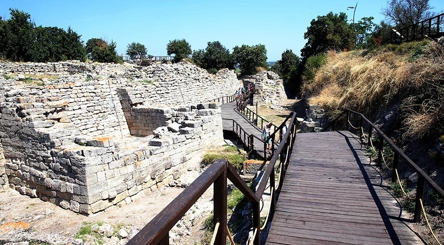 Güzellik yarışmasına katılan güzeller ise Hera, Afrodit ve Athena.