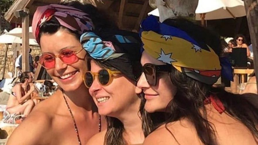 Beren Saat arkadaşlarıyla birlikte Alaçatı’da tatilde