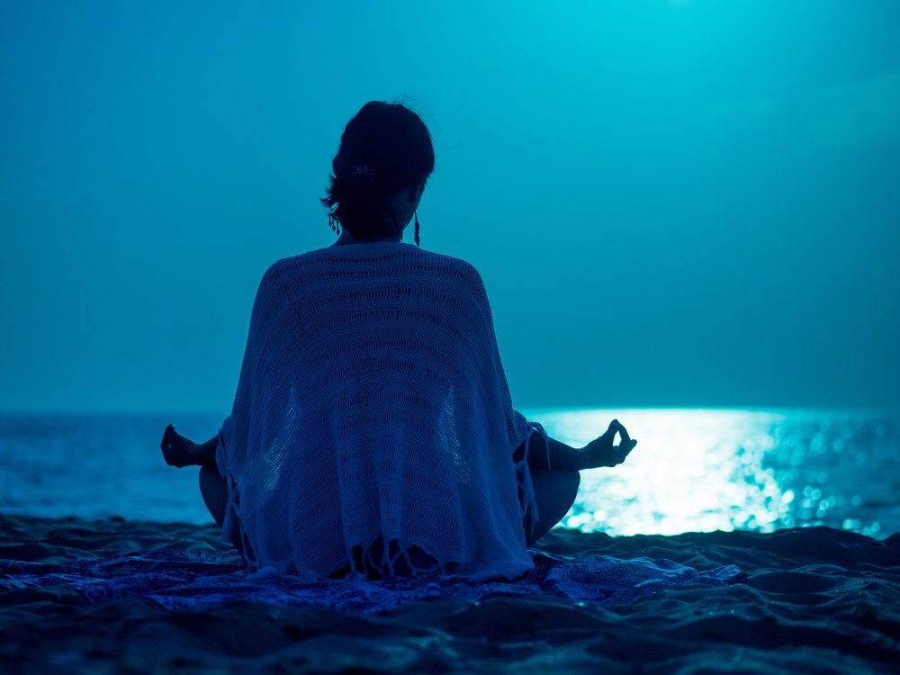 Ruhumuzu rahatlatmak için yoga, meditasyon, manevi veya spiritüel konulara eğilebiliriz.