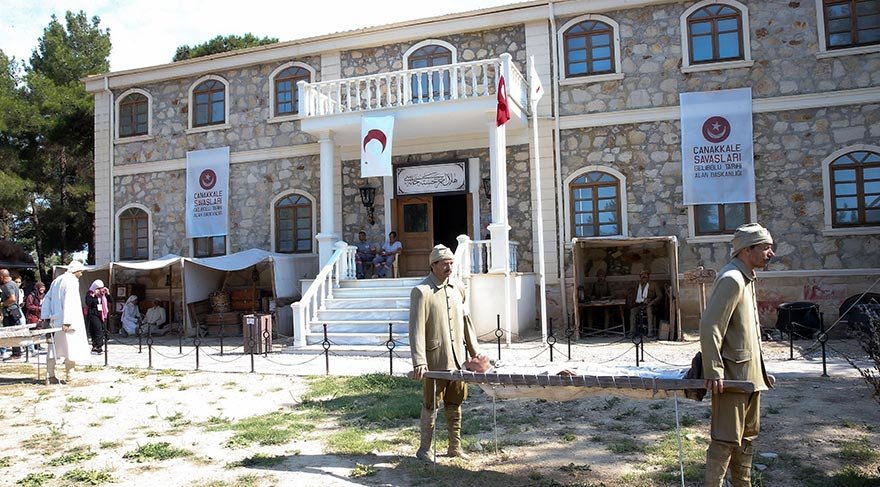 Ziyaretçilerini 104 yıl öncesine geri götüren müzede, savaş sırasında düşman uçaklarından saklanmak için kamufle edilen sahra hastanesi, yaralı askerlerin ameliyatı ve yaralıları taşıyan sıhhiyeciler, makineli tüfek başında nöbet bekleyen askerler, şehit olan askerler, Hilal-i Ahmer çayhaneleri, revir canlandırılıyor.