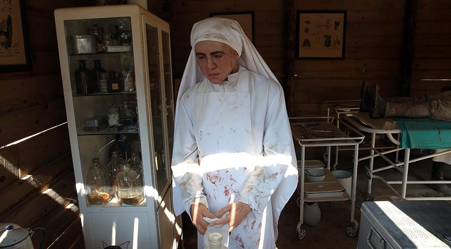 Savaştaki kargaşa ortamının da arka planda düzenlenen sesle desteklendiği anlatım, ziyaretçilere duygusal anlar yaşatıyor.
