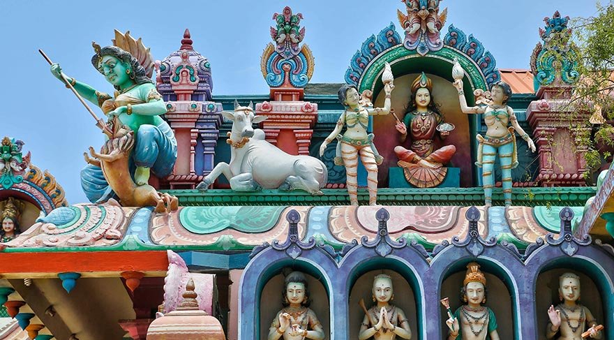 Tamil halkı için önemli bir sembol olan tapınak, Hindu tanrılarından Nayinaar’ın eşi Shiva’ya adanmış.