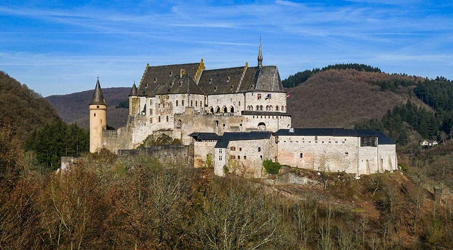Batı Ren bölgesinin en büyük kalelerinden biri olan Vianden Kalesi, Romanesk bir stile sahip.