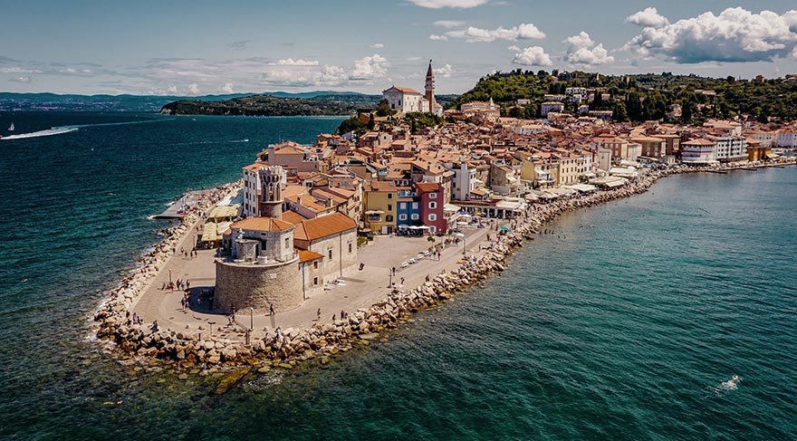 Piran, Slovenya'nın Adriyatik Denizi kıyısında yer alan ve mimari karakteristiği ile ünlü bir şehir.