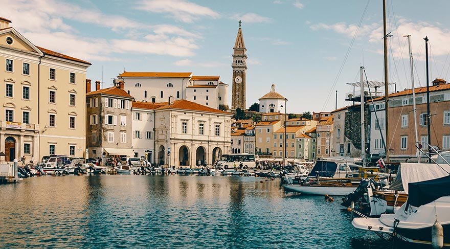 Slovenya'nın en önemli turistik merkezlerinden biri ola Piran, aynı zamanda tanınmış besteci Giuseppe Tartini'nin memleketi.