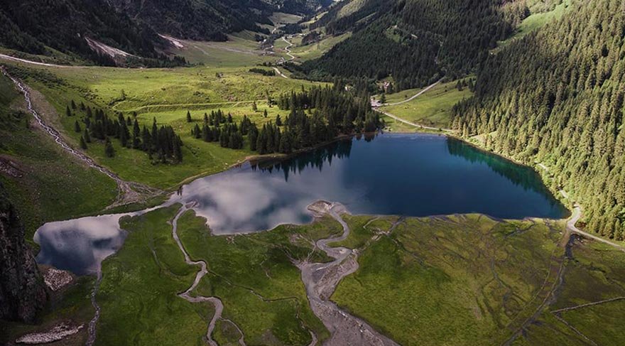 Bu göllerden biri olan Hintersee, her köşesinde farklı manzaralar sunan bir doğa harikası.