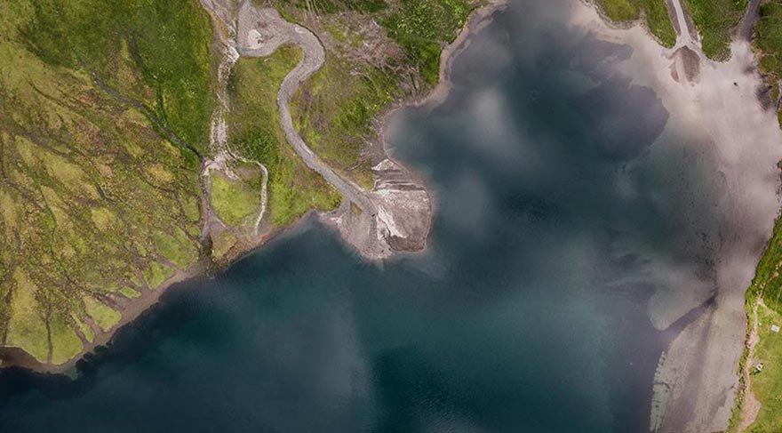 Berrak suyu, etrafındaki çam ormanları, hayvanların da otladığı yemyeşil çayırlarıyla akıllara kazınan Hintersee, deniz seviyesinden 1313 metre yükseklikte bir dağ gölü.