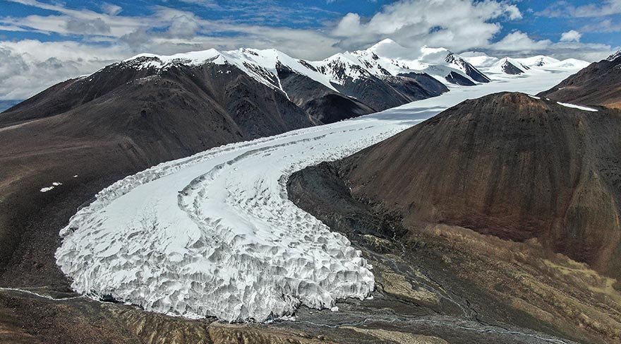 Çin’in Tibet Özerk bölgesinde Rutog yakınlarında bulunan Ngari buzulları, görenleri büyülüyor.