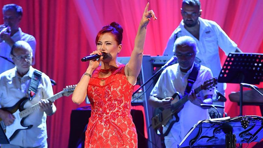 Candan Erçetin elbisesiyle göz kamaştırdı