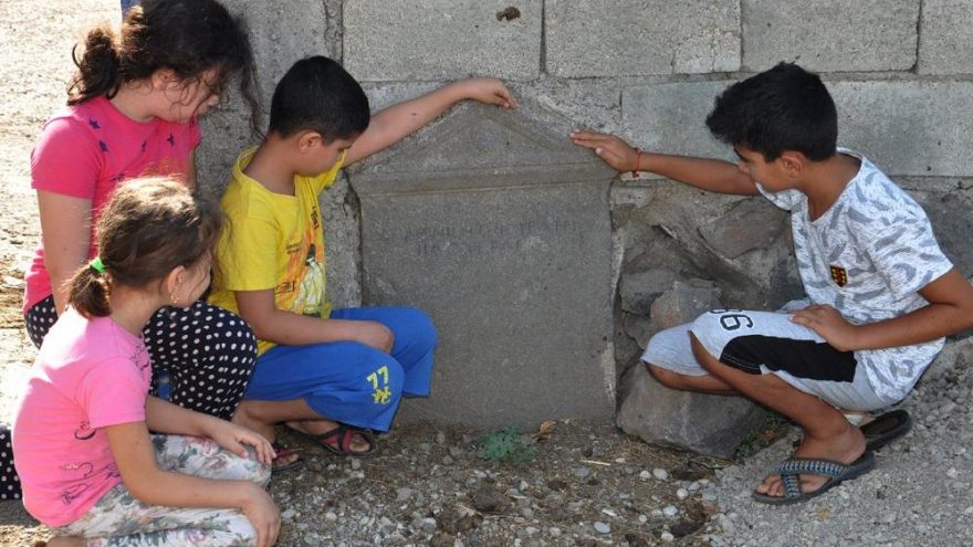 Geç Roma Dönemi’ne ait mezar taşı bahçe duvarından çıktı!