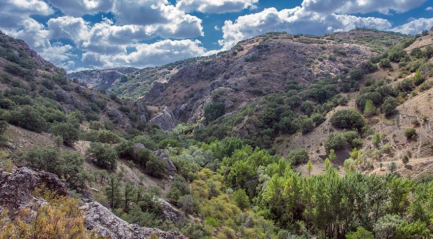Toplam uzunluğu 8 km. olan vadi, Elmadağ’dan doğan ve daha sonra Hatip Çayı ile birleşen Kıbrıs Deresi'nin suladığı, yer yer 100 metreyi aşan yan duvarlarıyla adeta bir kanyon görünümünde.