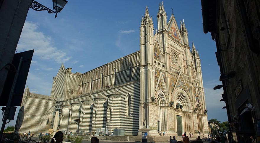 Çevresi üzüm bağları ve servi ağaçlarıyla çevrili Orvieto'nun ilk bakışta dikkati çeken yapısı 1290 yılında yapımına başlanan ve hala sapasağlam duran Orvieto Katedrali.