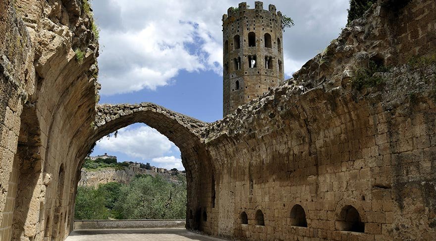 Kentin şaşırtıcı yanlarından biri de altında bulunan 1200'e yakın mağara.