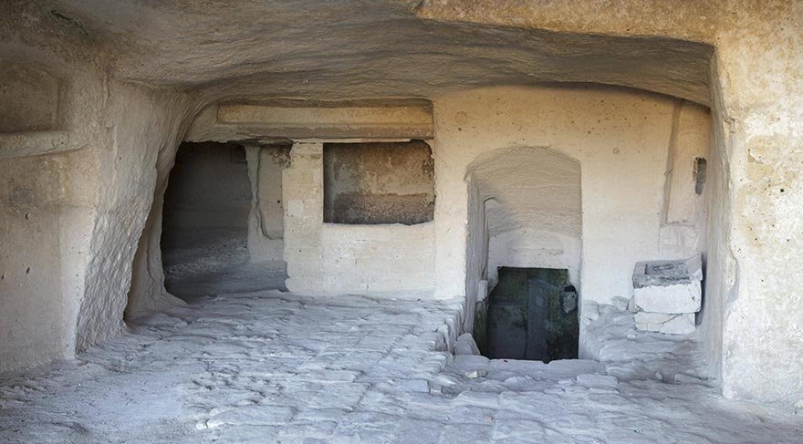 Murgia, yontma taş devrinden (paleolitik çağdan) itibaren kullanılan mağaraları, tüf kayalara oyulmuş evleri, kiliseleri ile güney İtalya’nın en ilginç platolarından biri.