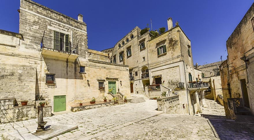 Murgia Vadisi’nin ortasından akan La Gravina deresi vadiyi ikiye bölmüş.
