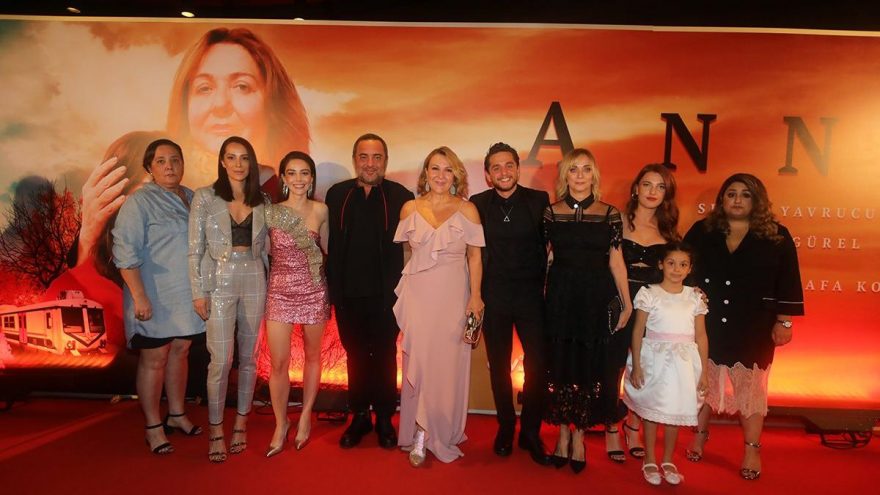 Annem izleyicileri ağlatmaya hazırlanıyor
