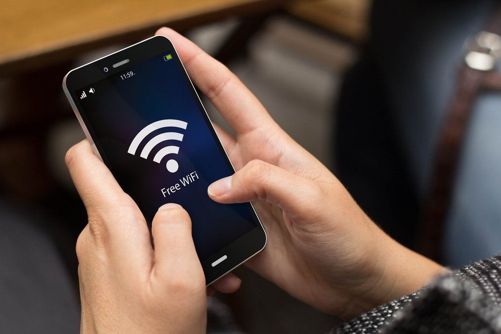 Innovera Danışmanlık Servisleri İş Geliştirme Direktörü Burak Tahmaz, cep telefonlarına indirilen uygulamalarda ilk tehlikenin okunmadan verilen onaylar ve veri paylaşımıyla başladığını söyledi. Tahmaz, “Daha uygulamayı yüklerken sizden bazı yetkiler alır. Bu izinler sizin cep telefonunuza, siz o uygulamayı kullanmasanız bile sizin verilerinizin dışarıya akmasını ve verilerinizin üçüncü bir kuruluşla paylaşımına olanak sağlar. Biz kendi elimizle verilerimizi ve bilgilerimizi paylaşıyoruz. Yapmanız gereken uygulama ayarlarından erişim izinlerini kaldırmak ve harcayacağınız 1 dakika ile güvenliğinizi sağlamak…” dedi.