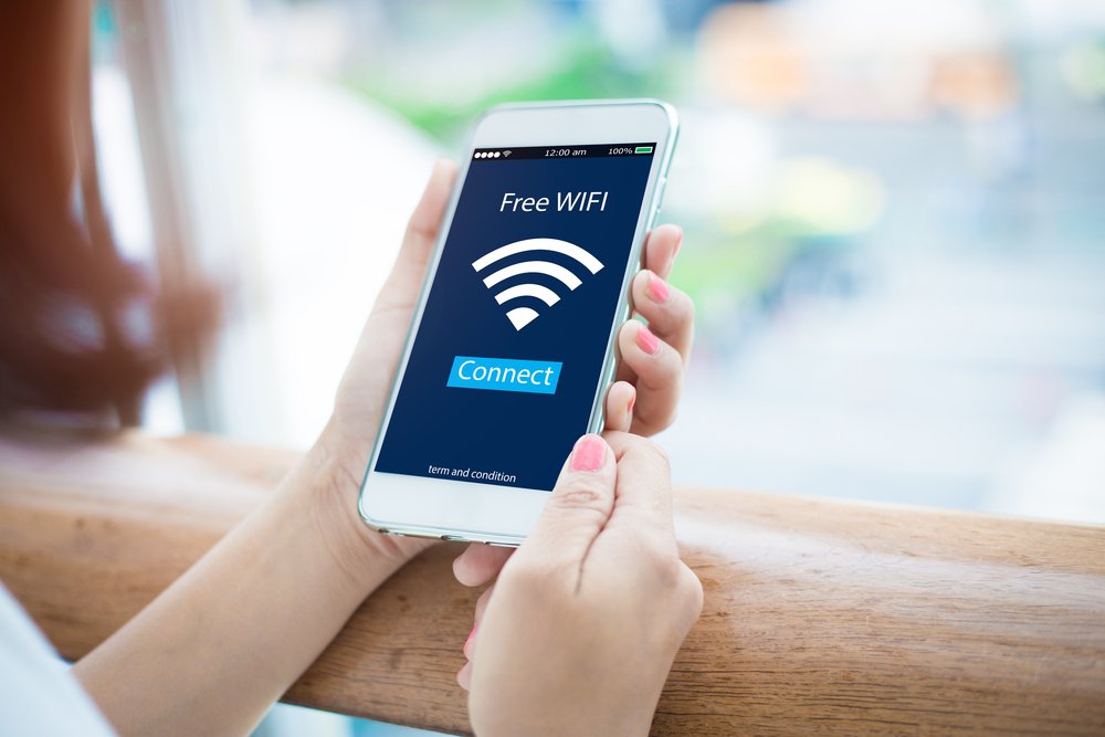 Mobil cihazların günlük yaşamın ve giderek çalışma hayatının merkezi haline geldiği günümüzde, hemen her konuda hayatımızı kolaylaştıran mobil uygulamaların bir siber tehdit unsuru haline dönüşmemesi için çok dikkatli olunması gerekiyor. Çünkü bazı mobil uygulamalar bilgisayarınızı ya da cep telefonunuzu ele geçirmekle kalmıyor, verilerinizi güvenli şekilde geri alabilmeniz için sizden fidye de isteyebiliyor.