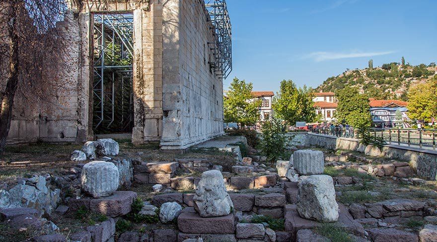 Augustus Tapınağı, yapıldığı dönem göz önüne alındığına ilgi çekici mimamri özellikler taşımakta.