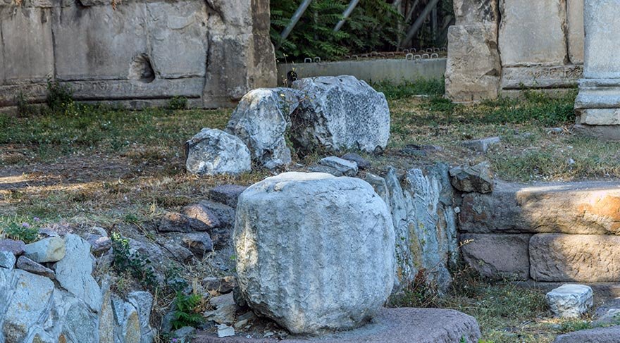 Etrafı dört sütunla kuşatılmış dört duvar halindeki tapınağın etrafını çevreleyen boyuna on beşer, enine altışar adet kırk iki, tapınağın kapısı önünde dört, arkada iki adet sütunun yerleri bulunuyor.