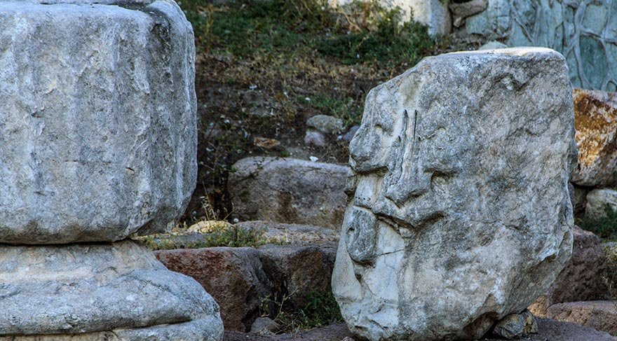 Günümüzde ise yalnız iki yan duvarı ile kenarları işlemeli olan kapı kısmı eski hali ile ayakta.