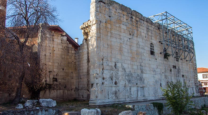 Aslı roma tapınağında bulunan ve Agustus’un başardığı işleri gösteren Latince ve Yunanca dilleri ile yazılmış vasiyetnamesi (Res Gestae Divi Augusti) bir yazıt ile bu tapınağın türbeye bitişik duvarına konulmuş.