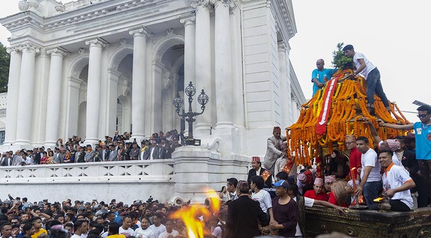Festivalin en önemli özelliklerinden biri de, hem Hinduları hem de Budistleri aynı meydanlarda toplaması.