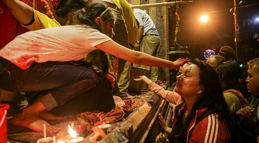 Festival, Basantapur Sqaure'de eski Hanuman Dhoka Sarayı'nın önünde çamdan yapılmış ahşap bir direğin kurulması ile başlıyor.