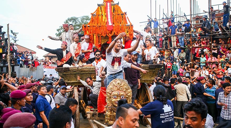 Yaşayan Tanrıça olan Kumari'nin arabası, Katmandu'nun ana caddelerinden geçiriliyor.
