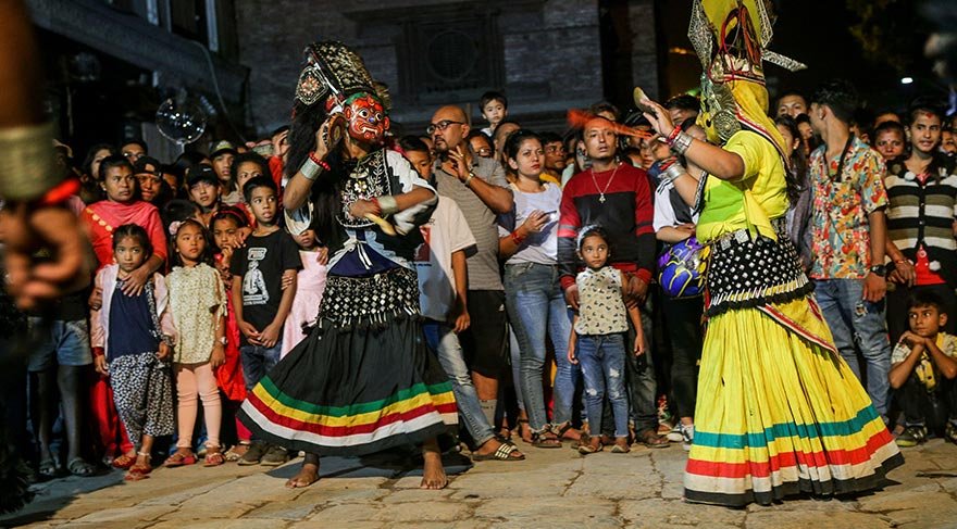 Indra Jatra'nın her gecesi, Katmandu Durbar Meydanı çevresindeki tapınaklar ve eski saray binaları etrafında kutlanıyor.