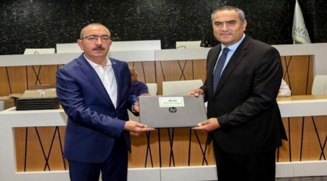 57 milyon borcu olan AKP li belediyeden muhtarlara laptop