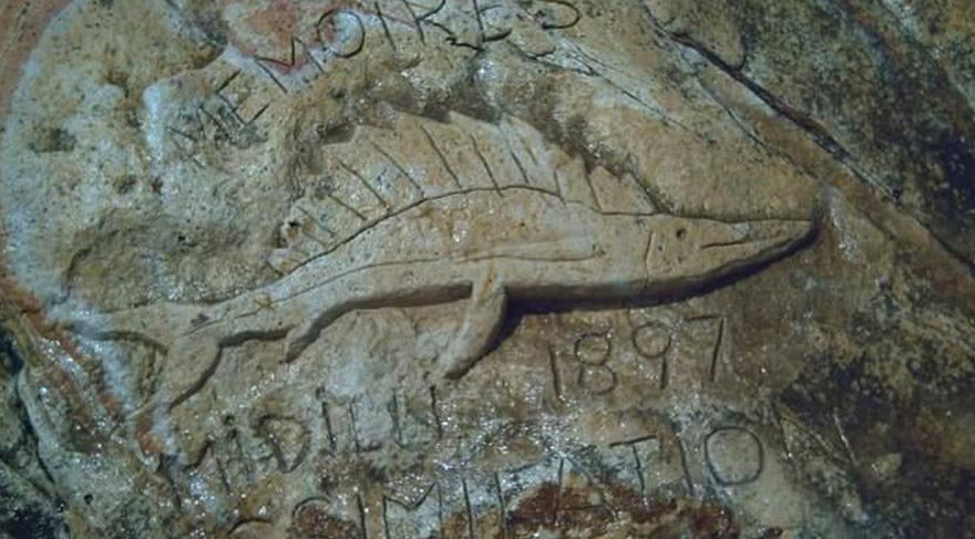 Antik izlerin bulunduğu alanda en çok dikkat çeken kabartmalar ise, insan yüzü kabartması ile korsan maskı ve Helenistlik döneme ait olduğu varsayılan bir kılıcın kayalıklar üzerindeki resmi.