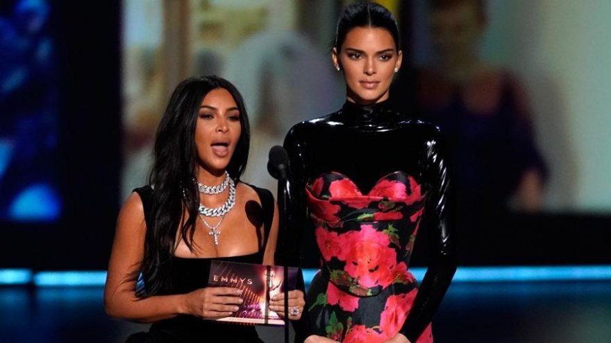 71. Emmy Ödül Töreni’ne katılan Kim Kardashian ve Kendall Jenner sahnedeyken herkes gülmeye başladı