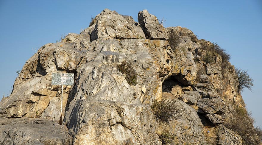 Dağdaki her taş, çeşme ve mağarayla ilgili birer efsane anlatılıyor.